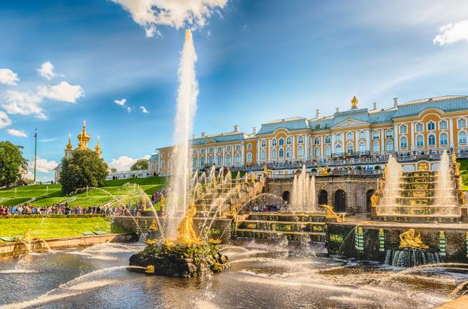 Фонтаните на двореца Петерхоф, Санкт Петербург, Русия