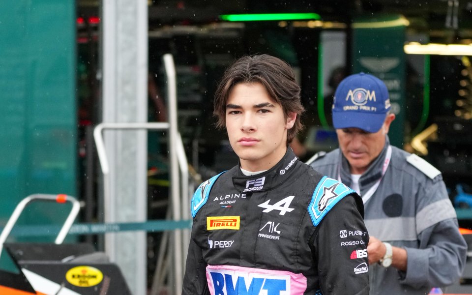 Цолов, който е състезател на ART Grand Prix, изостана с