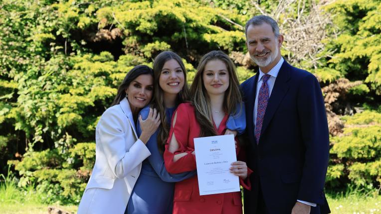 Испанското кралско семейство на дипломирането на бъдещата престолонаследничка принцеса Леонор