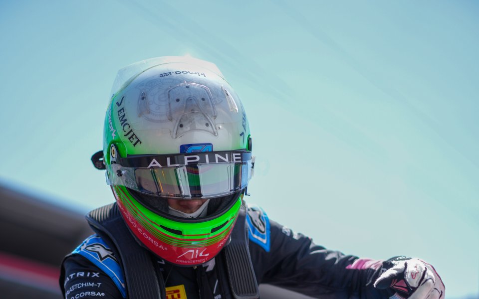 Българският пилот във Формула 3 Никола Цолов завърши 15-и в