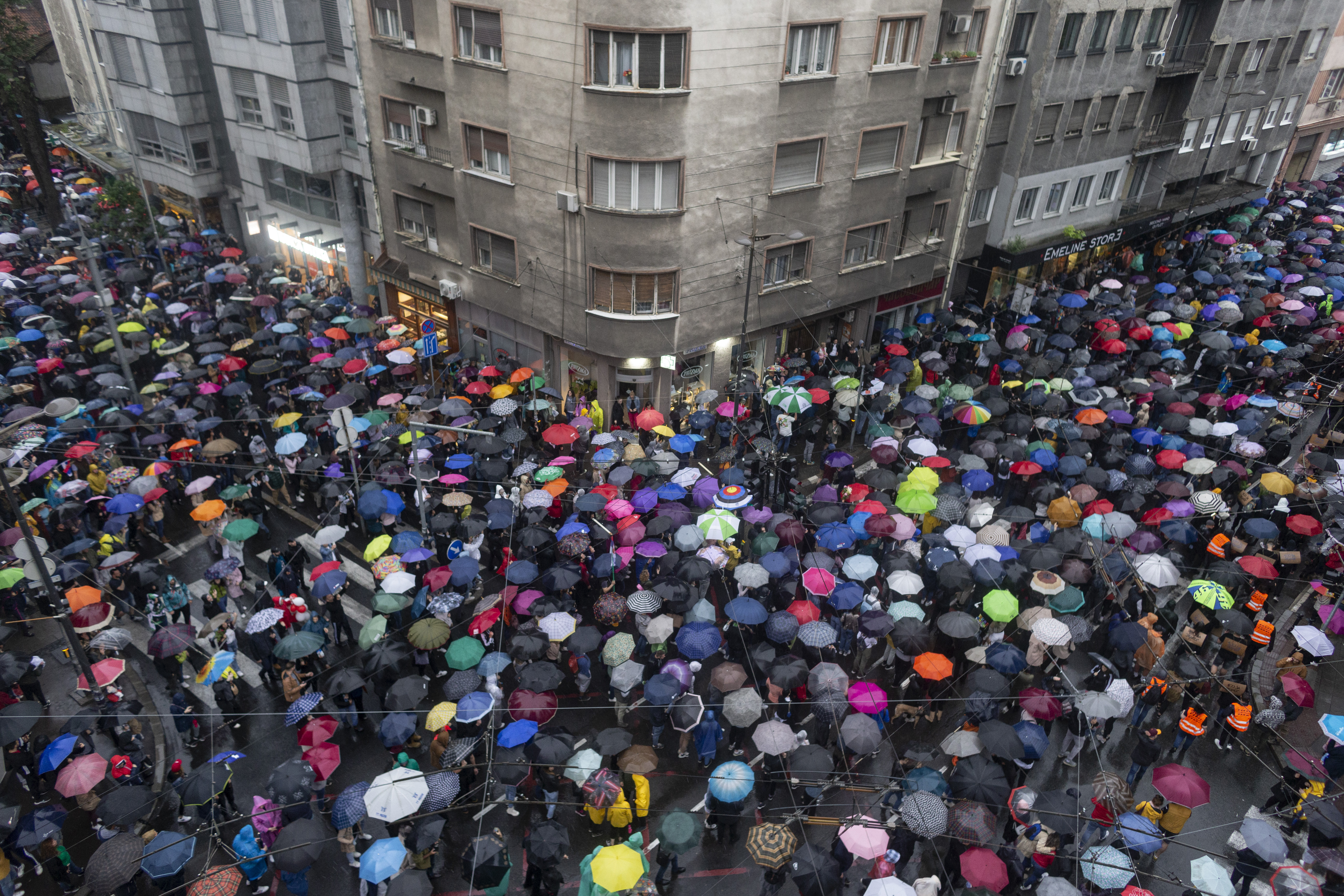 <p>Десетки хиляди души протестираха в Белград срещу нарастващото насилие в Сърбия, три седмици след две масови убийства, потресли страната.</p>