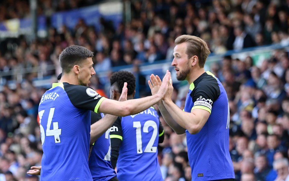 Отборите на Лийдс и Тотнъм играят при резултат 0:1 в решителен