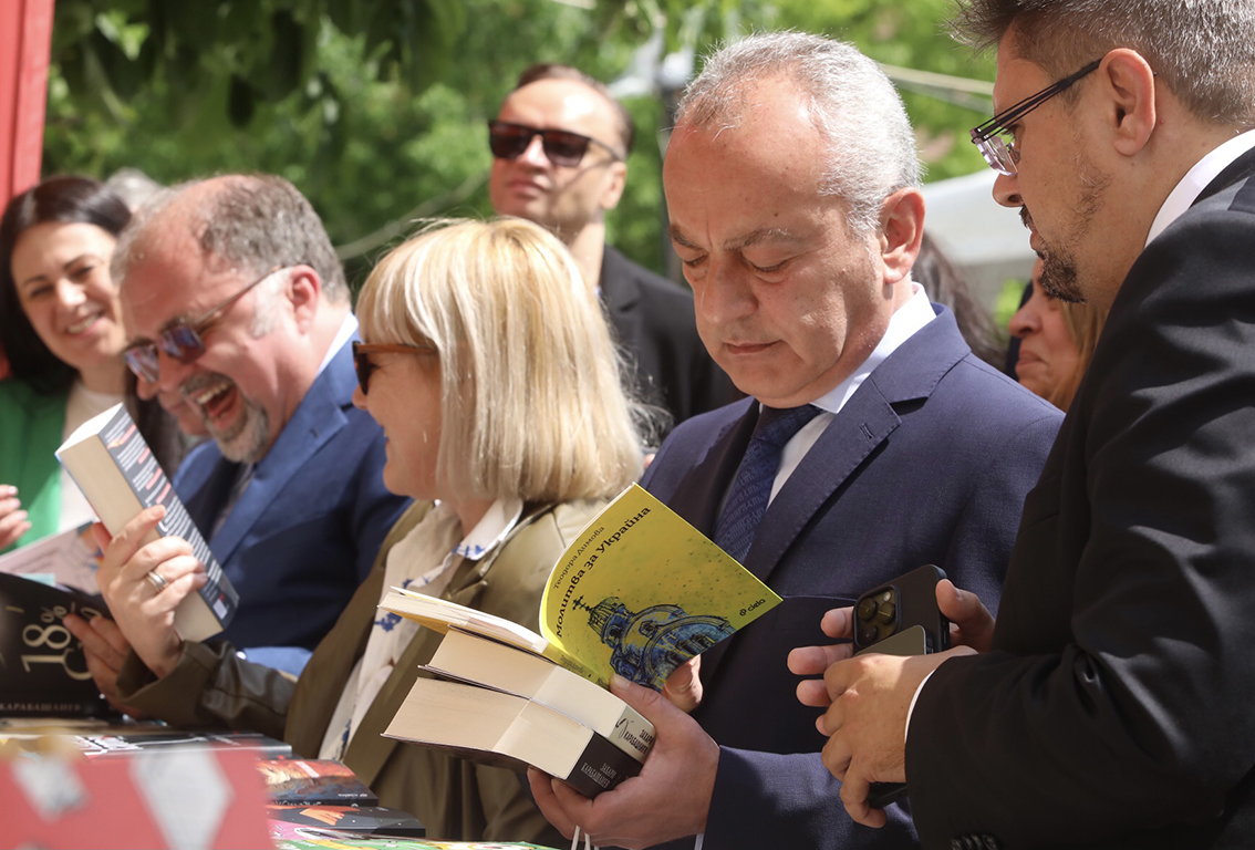 <p>Пролетният панаир на книгата се разгръща в градината пред Националния дворец на културата със 144 издателства от цялата страна и над 60 шатри до 4 юни</p>