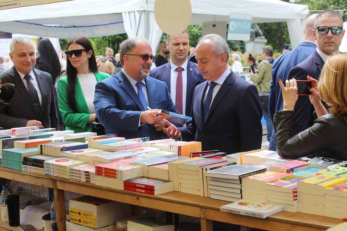 <p>Пролетният панаир на книгата се разгръща в градината пред Националния дворец на културата със 144 издателства от цялата страна и над 60 шатри до 4 юни</p>