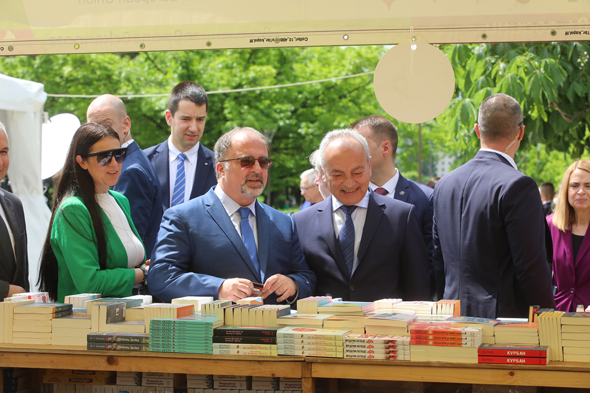 <p>Пролетният панаир на книгата се разгръща в градината пред Националния дворец на културата със 144 издателства от цялата страна и над 60 шатри до 4 юни</p>