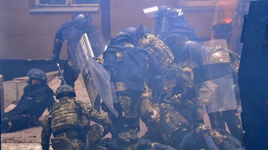 Ескалация, КФОР се сблъска със сърбите в Косово, ранени