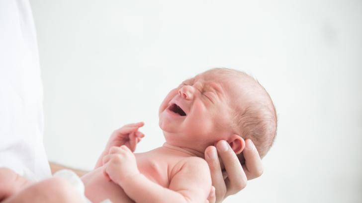 Научно обяснение: Защо новородените бебета плачат без сълзи?