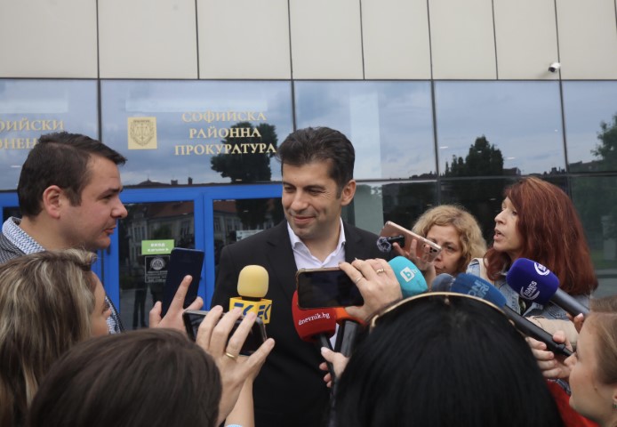 Кирил Петков се яви на разпит в прокуратурата