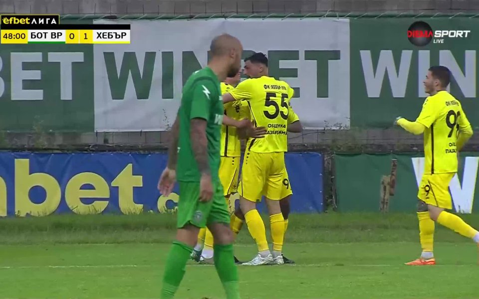 Октай Хамдиев проби по лявото крило в 48-ата минута и
