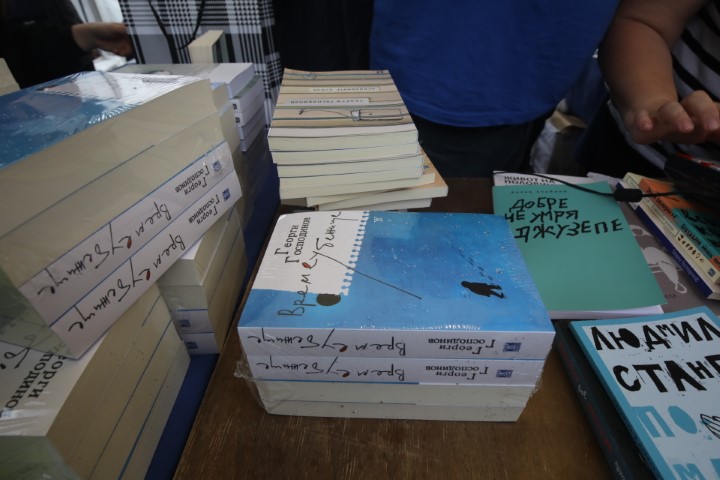 <p>Огромна опашка за автографи от Георги Господинов на Панаира на книгата</p>