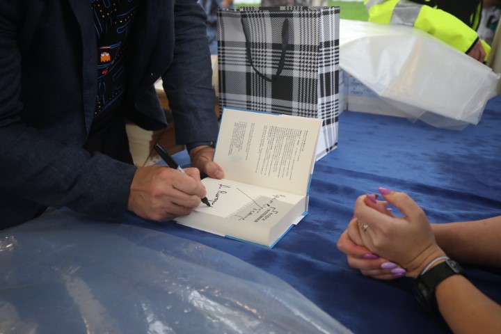<p>Огромна опашка за автографи от Георги Господинов на Панаира на книгата</p>