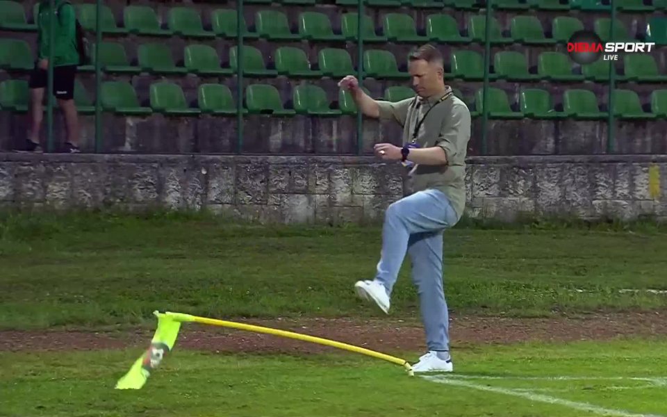 Даниел Моралес си изпусна нервите след загубата от Хебър. Треньорът