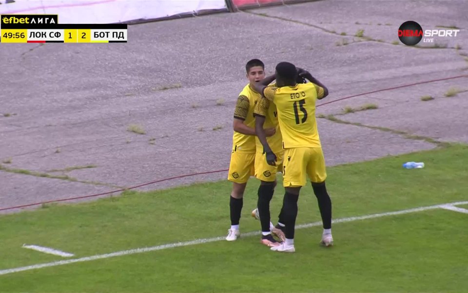 Николай Минков изведе отлично Абдулай Траоре вдясно по нападението на