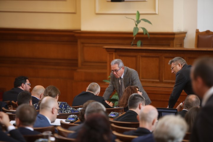 <p>Представители на ГЕРБ-СДС и на &bdquo;Продължаваме Промяната &ndash; Демократична България&ldquo; бяха на среща в стаята на ДПС в парламента</p>