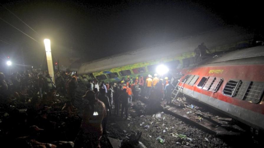МВнР: Няма данни за пострадали българи във влаковата катастрофа в Индия