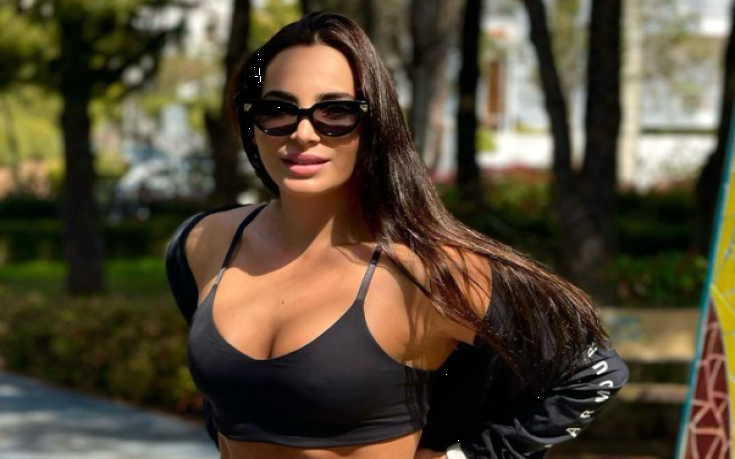 Секси мацката на Везенков се показа от басейна
