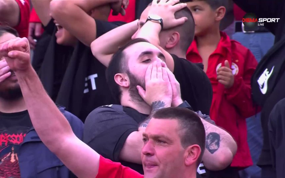 Седем минути след почивката Умарбаев спъна Матей пред наказателното поле