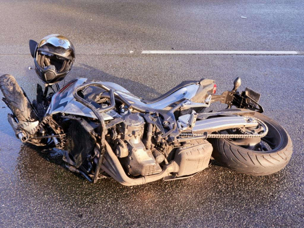 Моторист е в тежко състояние след катастрофа с лек автомобил