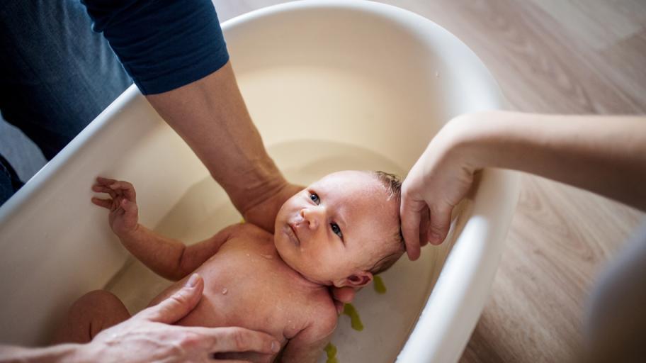 Първо къпане на бебето: Правила за безопасност. Ще се справите!