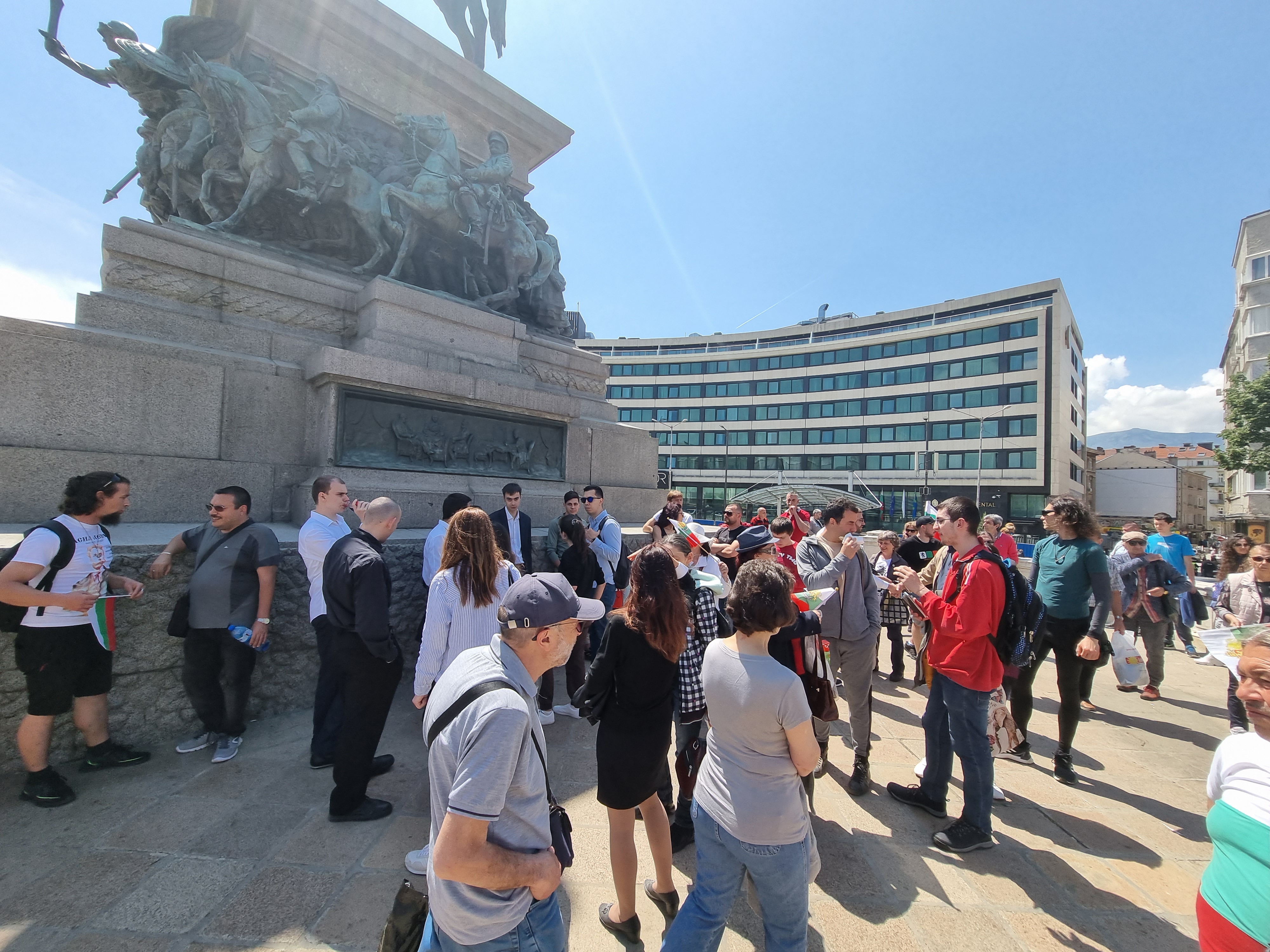 <p>Граждани се събраха на протест пред сградата на Народното събрание срещу проектокабинета &bdquo;Денков-Габриел&ldquo;.</p>