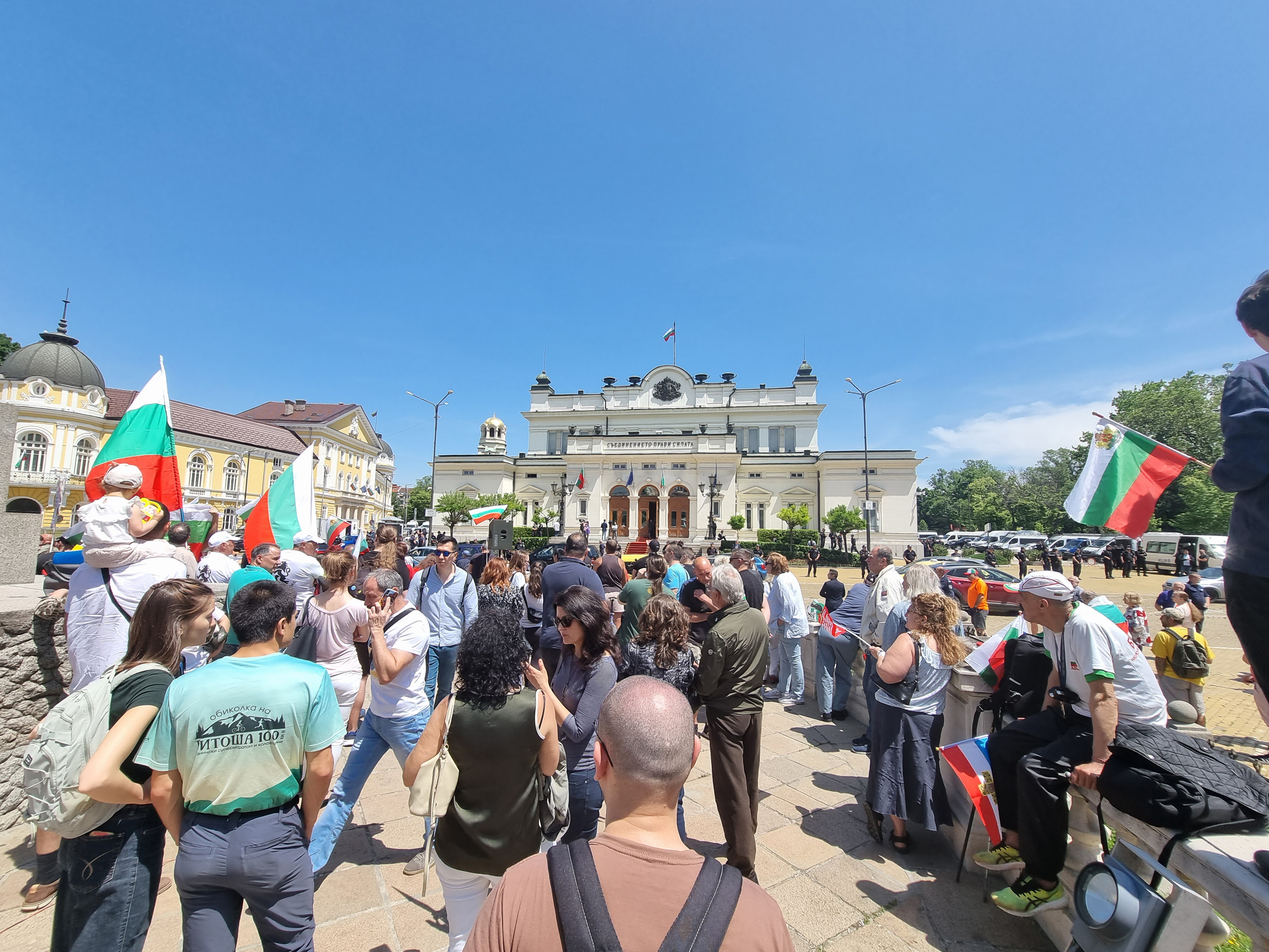 Граждани се събраха на протест пред сградата на Народното събрание срещу проектокабинета „Денков-Габриел“.