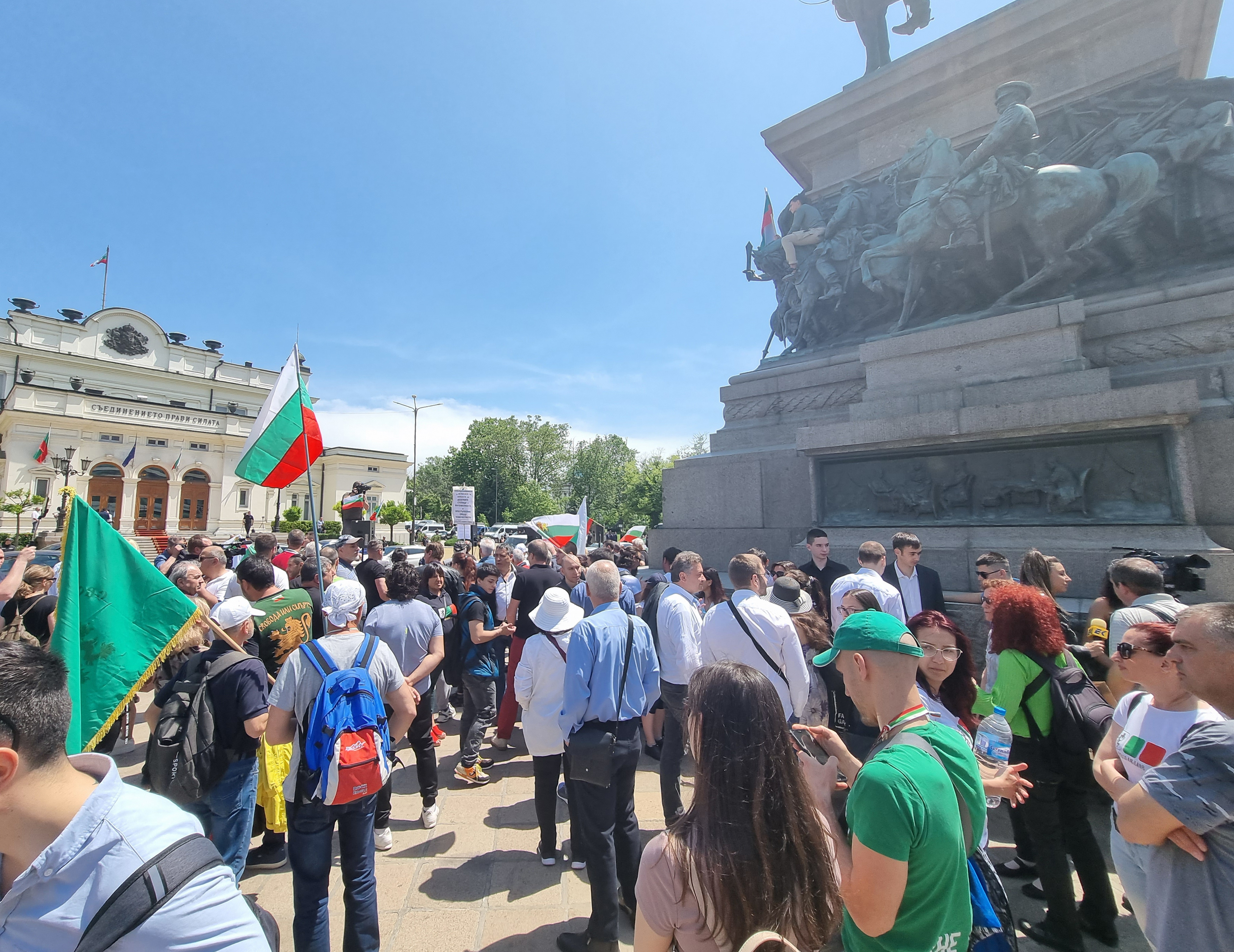 Граждани се събраха на протест пред сградата на Народното събрание срещу проектокабинета „Денков-Габриел“.