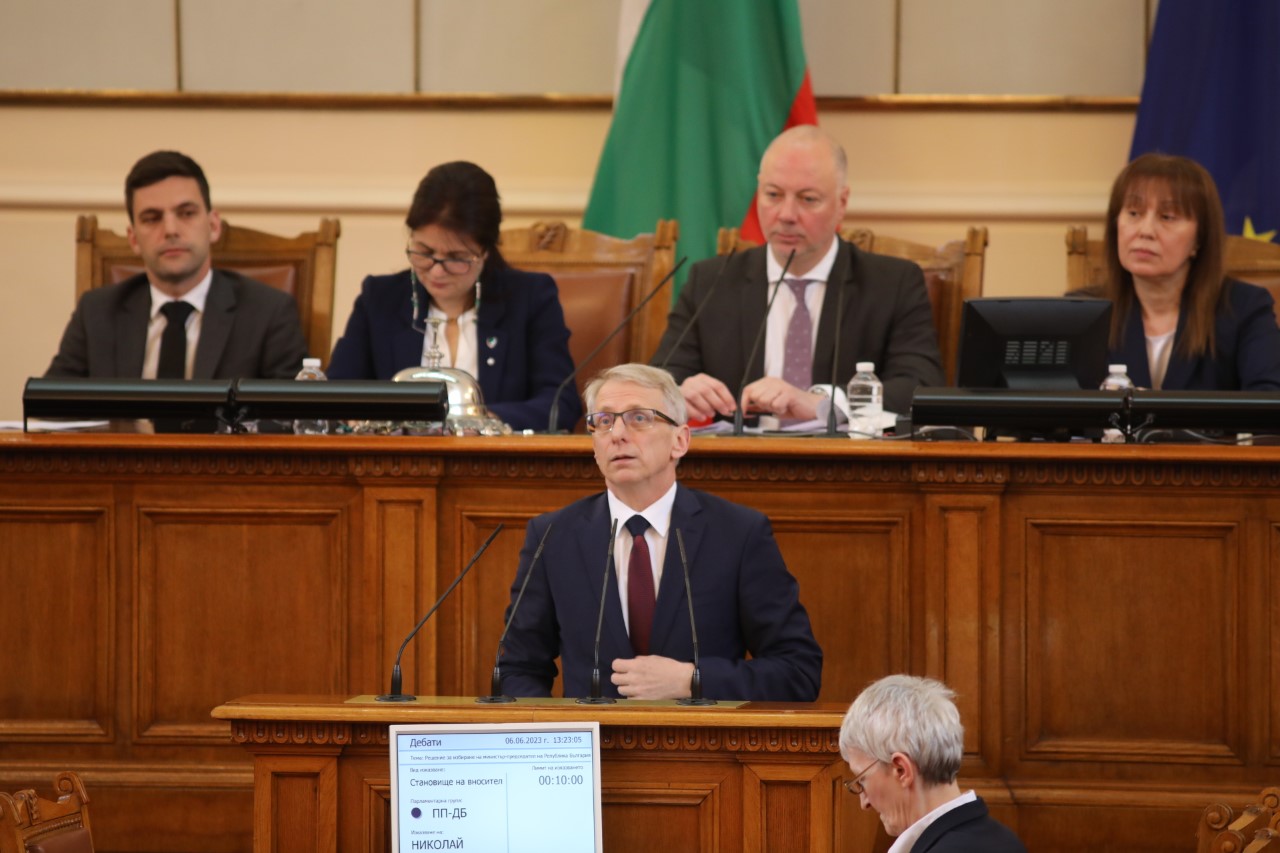 <p>Народното събрание се събра да гласува на извънредно заседание кабинета &quot;Денков-Габриел&quot;. Очаква се той да бъде приет с мнозинството от ГЕРБ и &quot;Продължаваме промяната-Демократична България&quot;.</p>