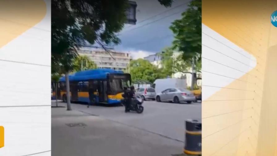 Моторист потроши вратата на тролей в София и нападна шофьор