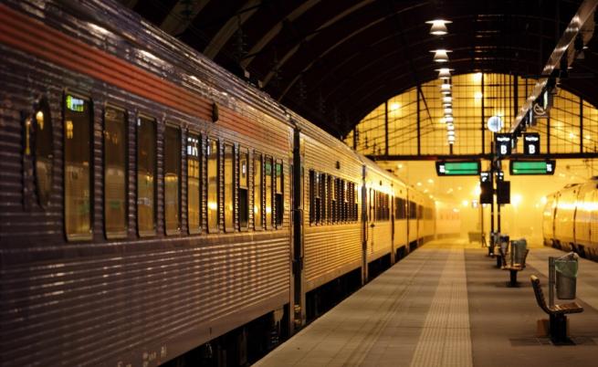 Инцидент с нощен влак в Австрия, евакуираха стотици пътници