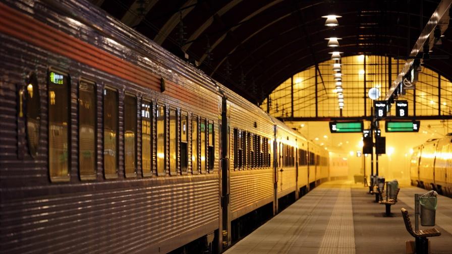 Инцидент с нощен влак в Австрия, евакуираха стотици пътници