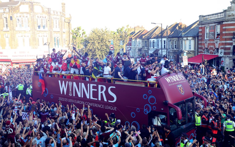 Фен на Уест Хем е пострадал тежко, след като е