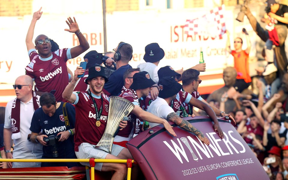 Десетки хиляди се стекоха по улиците на Лондон, за да