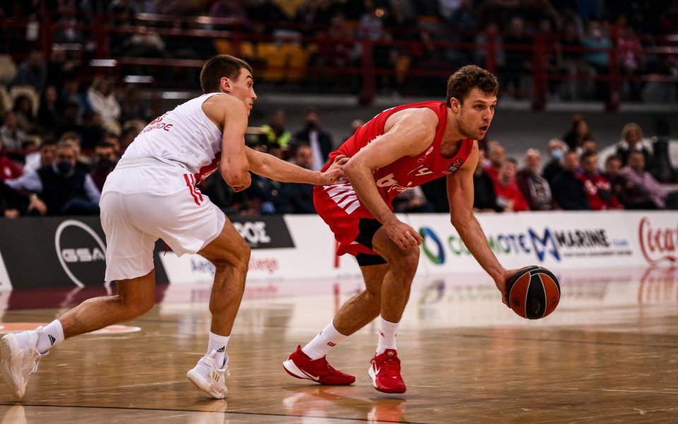 Отборът на Олимпиакос, с Александър Везенков в редиците си, ще се