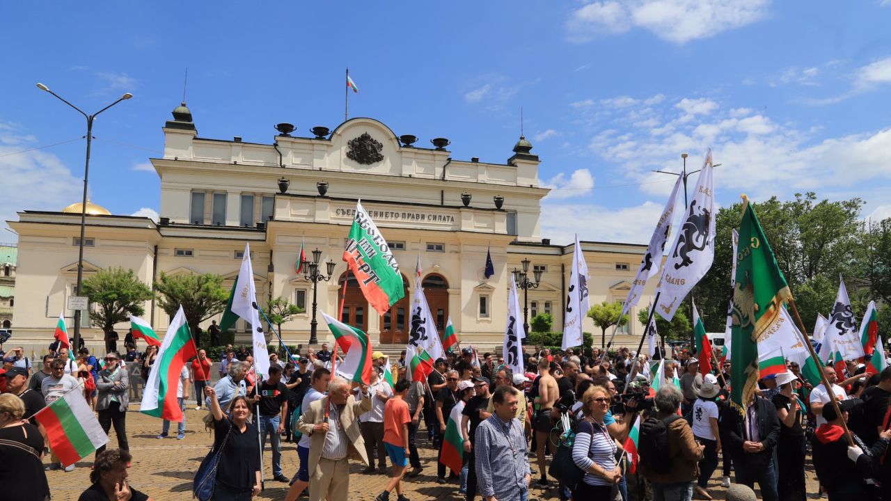 <p>Протести блокираха района на Народното събрание.</p>