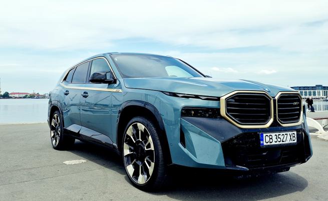  STOP&GO: BMW XM форсира от 0 до 100 км/ч за 4,3 секунди, границата 200 км/ч доближава след 14,3 секунди. С M Drivers Package оптималната скорост е 270 км/ч. 