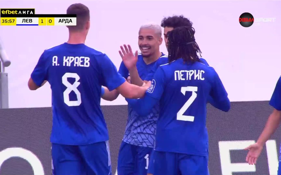 Андриан Краев прати изключителен диагонален пас вляво към Уелтън. Бразилецът