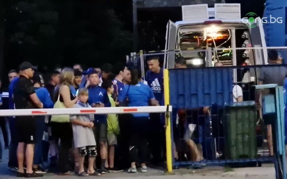 Феновете на Левски обградиха стража на тима Пламен Андреев за