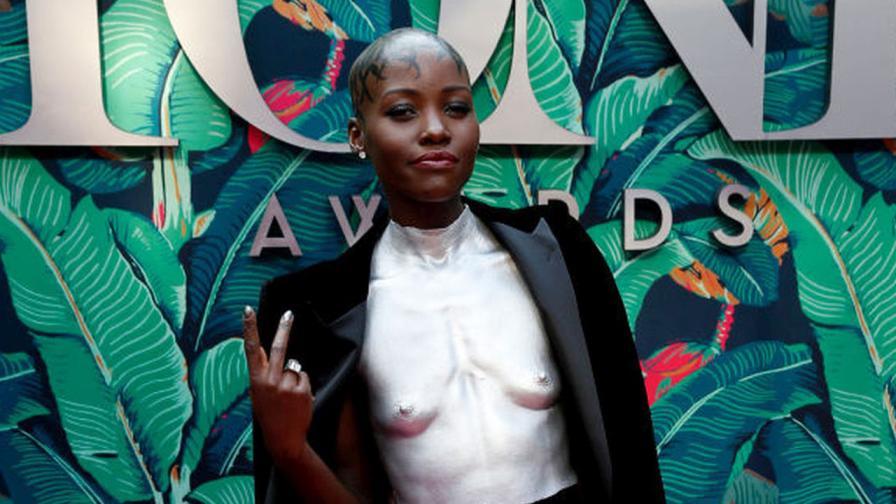Облечена в гърди: Лупита Ньонго е "безсрамна" на наградите "Toни" (СНИМКИ)