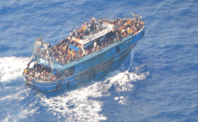 Нов сигнал за кораб с мигранти вдигна на крак властите в Гърция