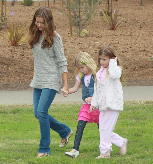 <p>Дениз Ричардс с двете си дъщери от Чарли Шийн: Лола Роуз Шийн и Сам Шийн през 2011 г.</p>