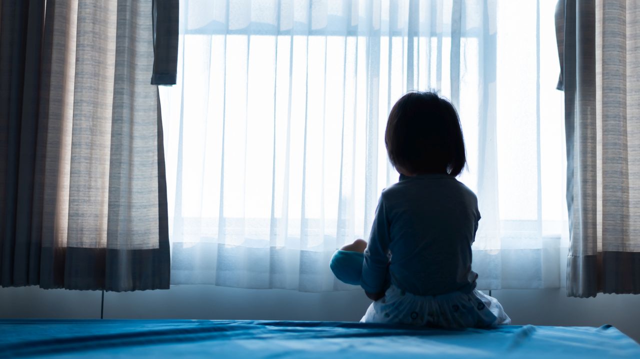 <p>Mесеци наред в нечовешки условия: Дете е живяло в кокошарник, на студено и сред мишки, цялата история прочетете <a href="https://www.vesti.bg/bulgaria/meseci-nared-v-nechoveshki-usloviia-dete-e-zhivialo-v-kokosharnik-na-studeno-i-sred-mishki-6186244" target="_blank"><u><strong>ТУК</strong></u></a>.</p>