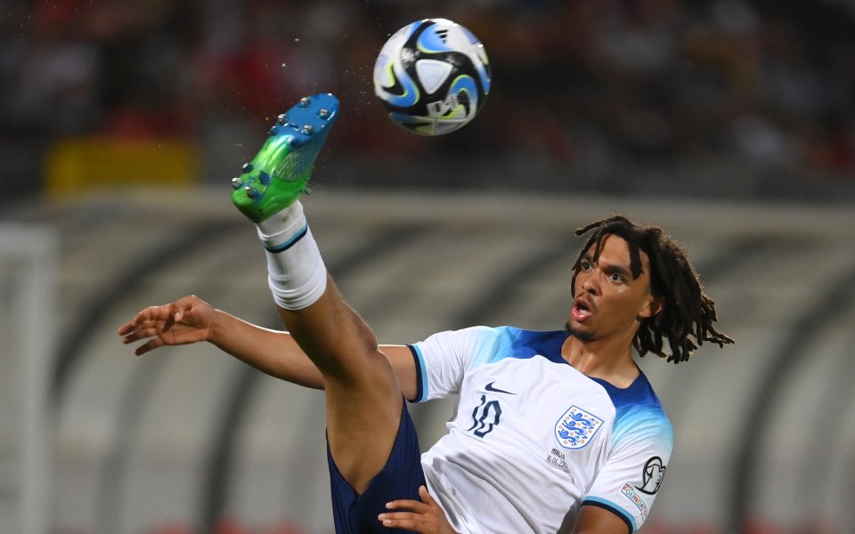 Трент Александър-Арнолд изненадващо бе поставен в халфовата линия на Англия