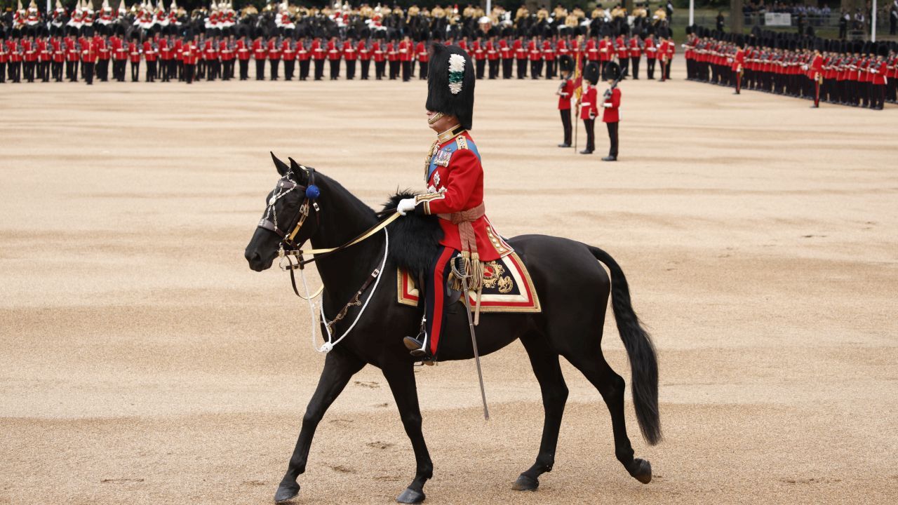<p>Във Великобритания се проведе&nbsp;първият официален за рождения ден на новия монарх крал Чарлз Трети, който се появи, яздейки кон, за да инспектира войниците в церемония, провеждана ежегодно от 1760 г.</p>