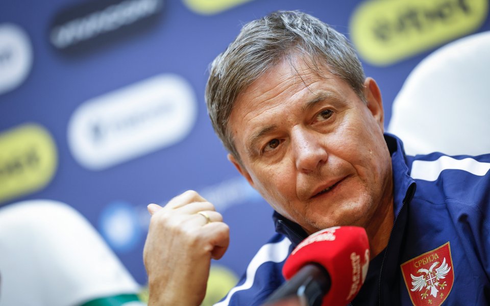 Предводителят на Сърбия - Драган Стойкович, говори пред журналисти в