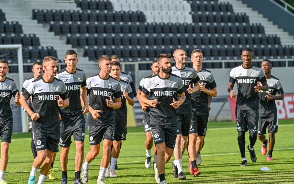 С група от 16 футболисти Локомотив Пловдив започна подготовка за