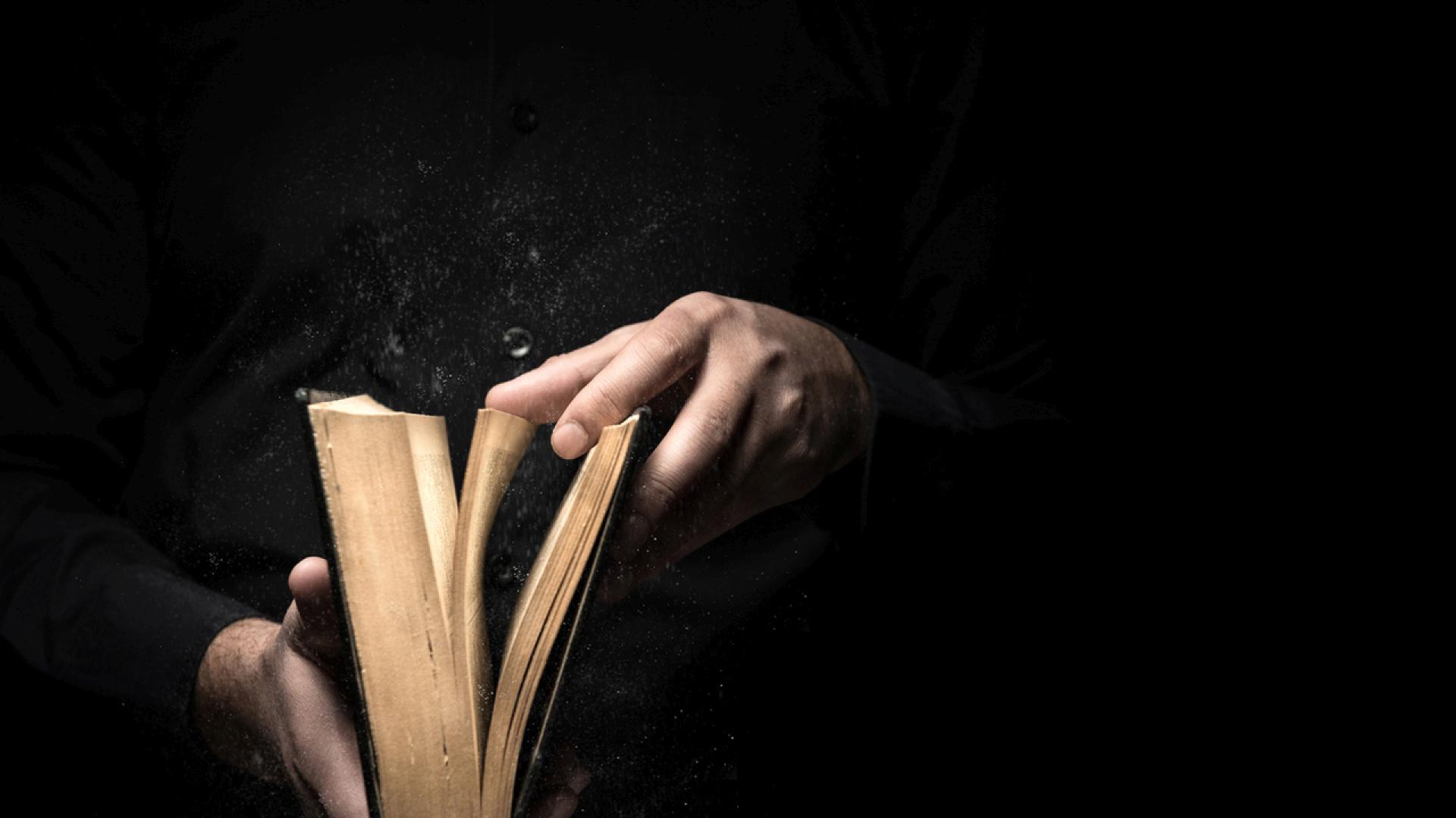 Книга подвързана с кожата на един от най известните убийци