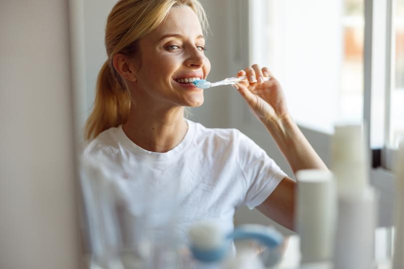 <p>Зъболекарят препоръчва да започнете миенето на зъбите от задната част на зъбите. &bdquo;Бих препоръчал да започнете първо отзад, там са зоните, които най-често са най-трудни за почистване&ldquo;, каза той, &bdquo;Ако започнете отпред и завършите отзад, най-вероятно ще спрете да почиствате и няма да почистите добре.&ldquo;</p>