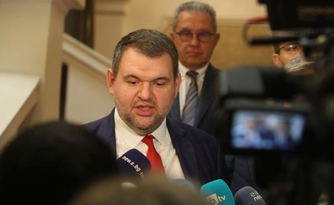 Пеевски е освободен от комисията по конституционни въпроси, става член на правната комисия