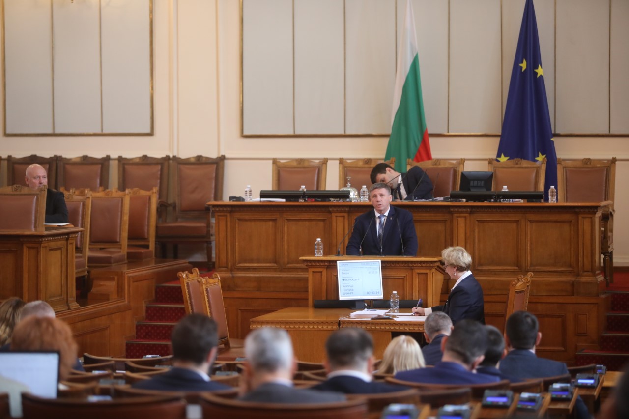 <p>Депутатите изслушаха Тодор Тагарев по повод присъединяването на България към инициативата за предоставяне на един милион снаряда за Украйна.</p>