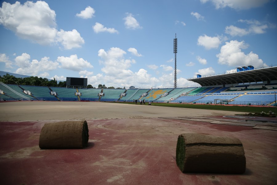 Подмяна на тревната настилка на Националния стадион Васил Левски1
